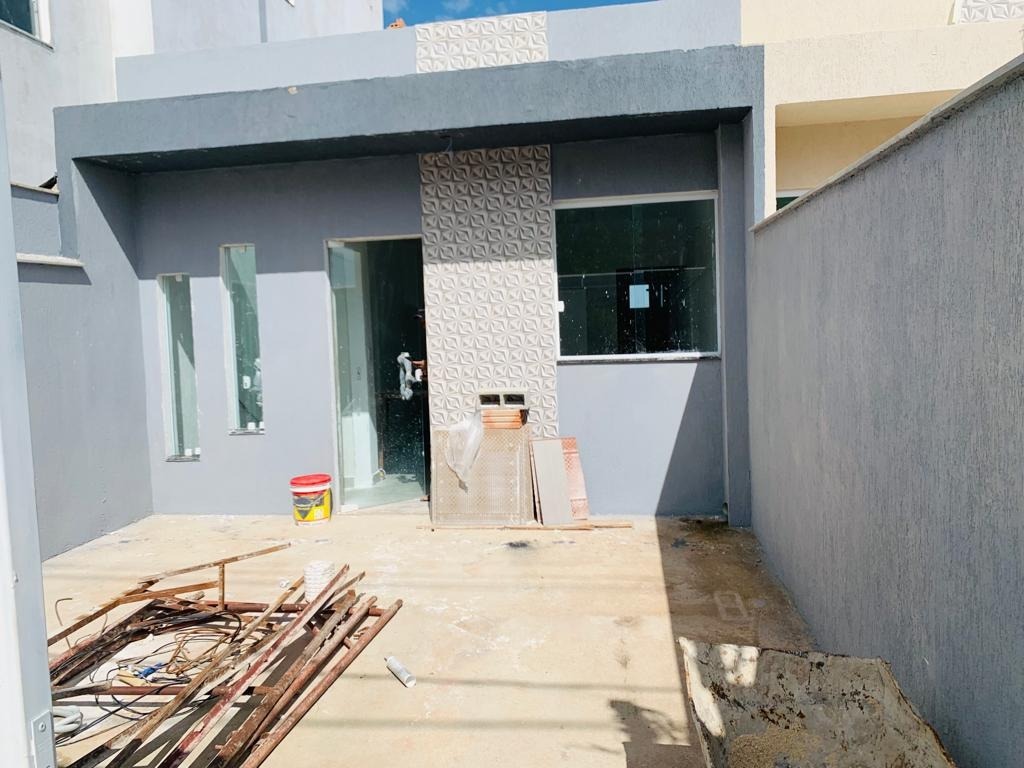 Casa à venda com 3 quartos, 102m² - Foto 1