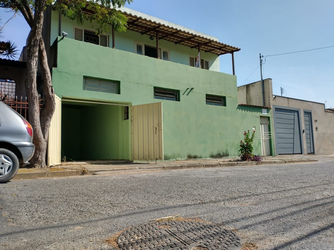 Casa à venda com 2 quartos, 360m² - Foto 1