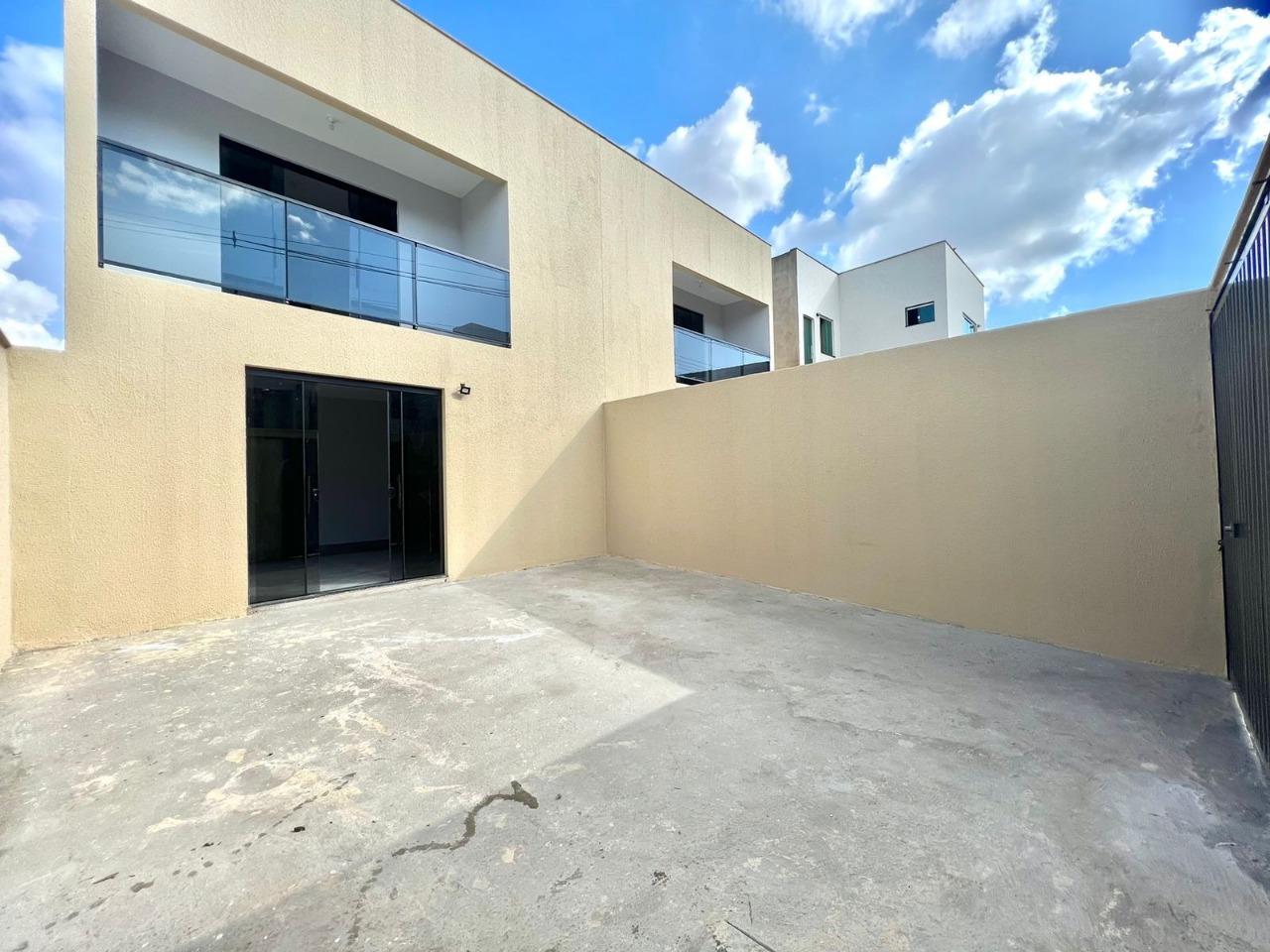 Casa à venda com 3 quartos, 250m² - Foto 2