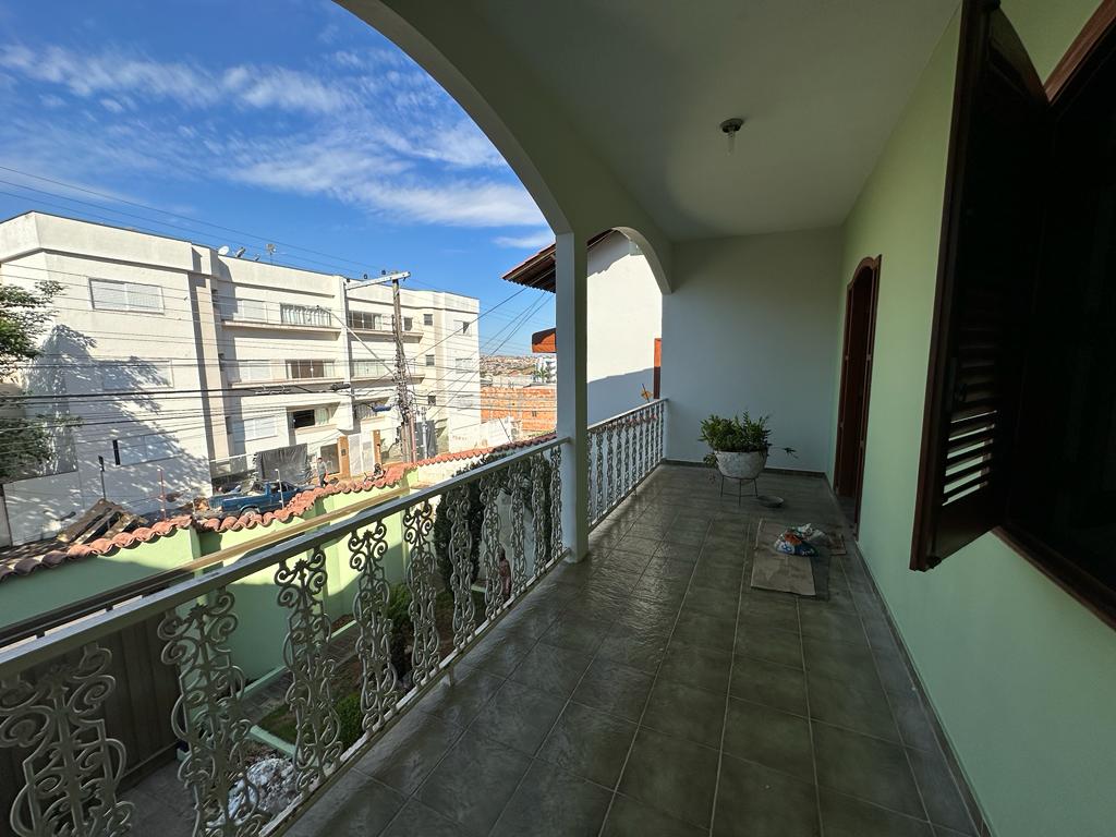 Casa à venda com 5 quartos, 350m² - Foto 1