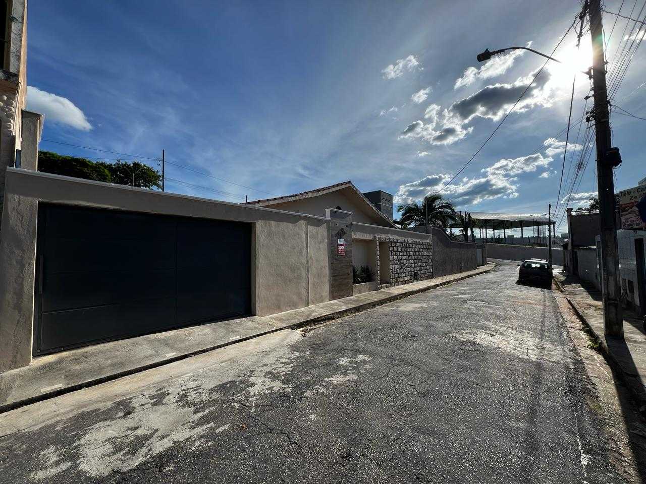 Casa à venda com 4 quartos, 154m² - Foto 1