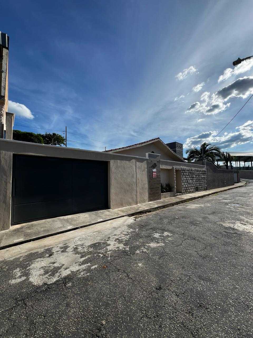 Casa à venda com 4 quartos, 154m² - Foto 2