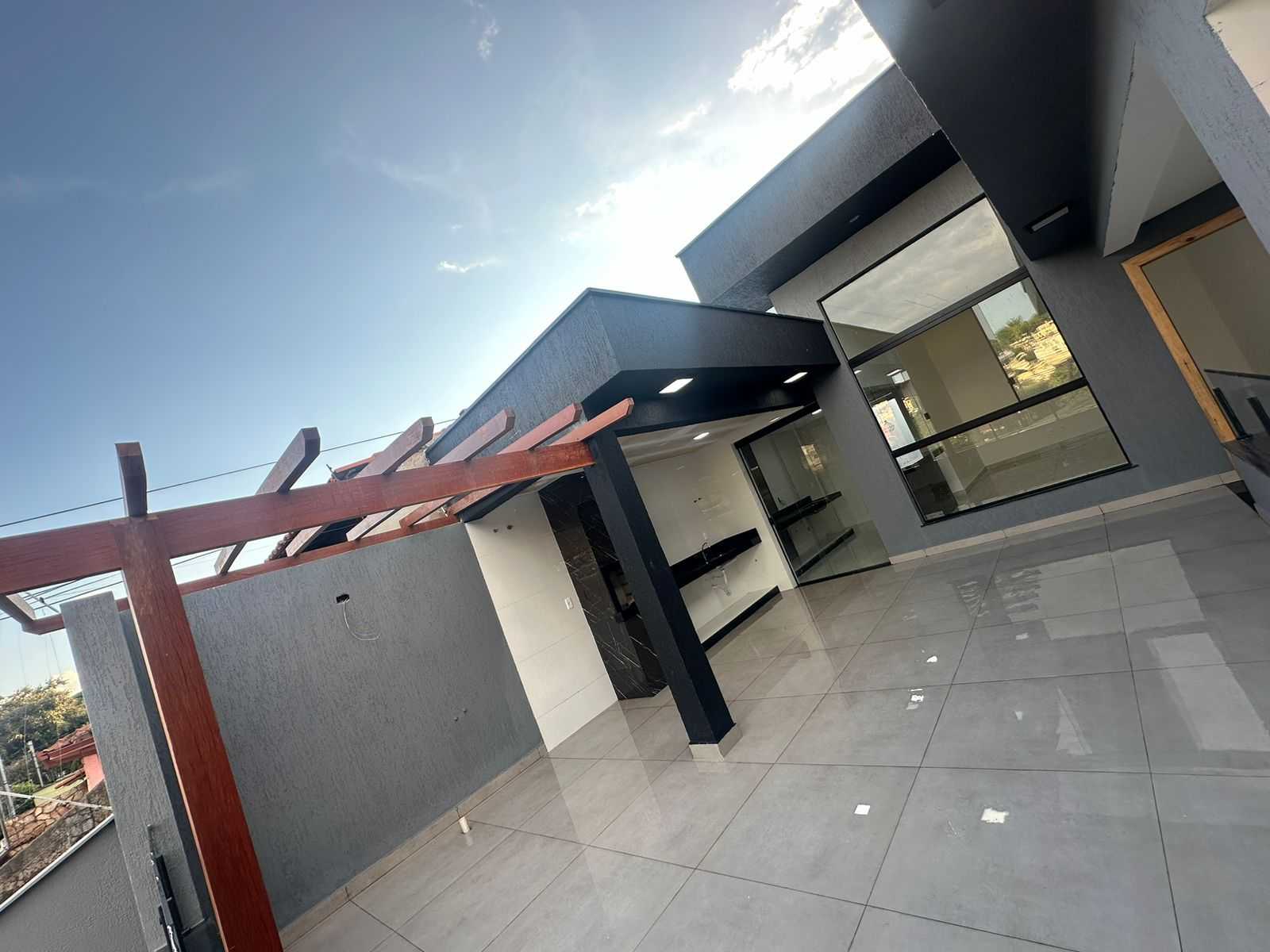 Casa à venda com 3 quartos, 193m² - Foto 1