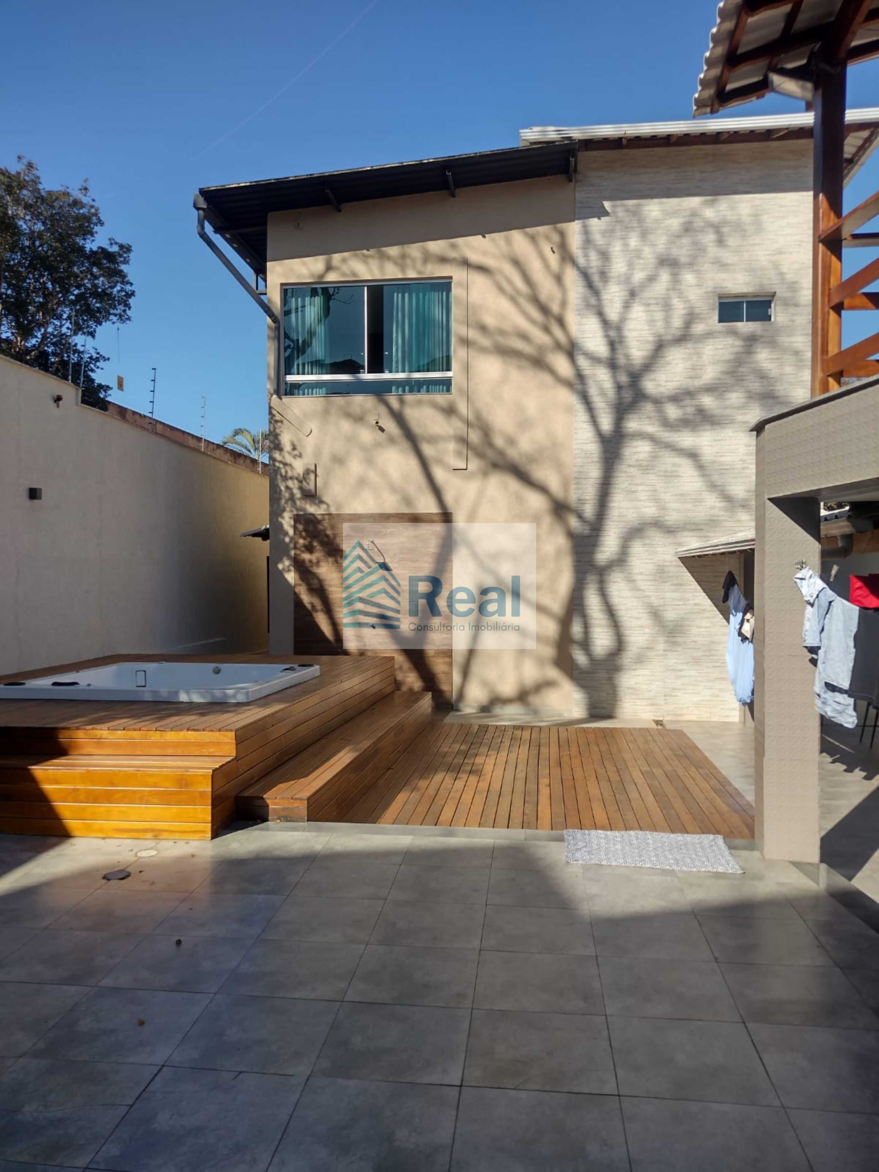 Casa à venda com 6 quartos, 250m² - Foto 1