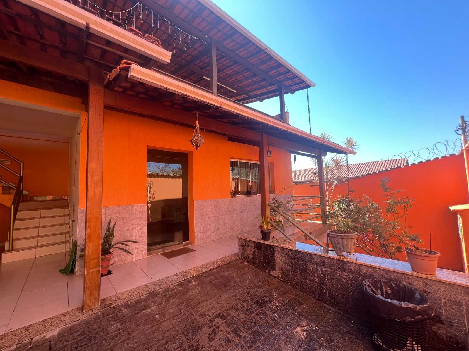 Casa à venda com 4 quartos, 384m² - Foto 1