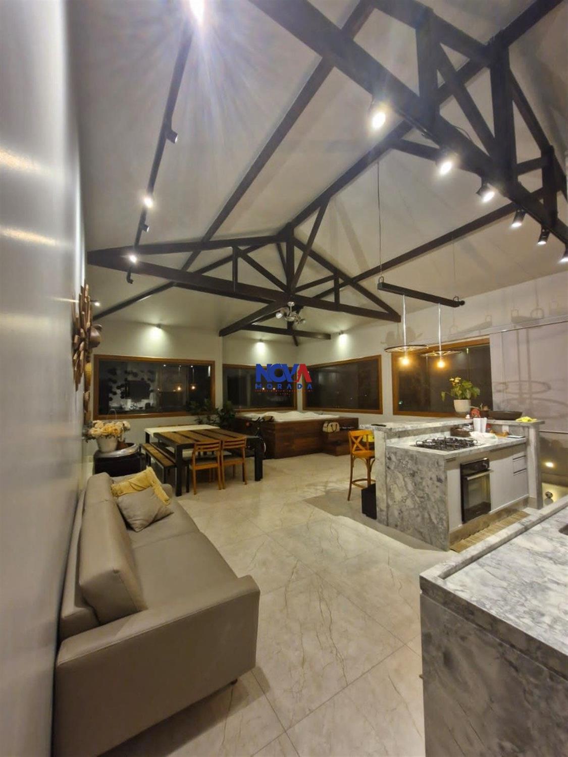 Casa à venda com 5 quartos, 200m² - Foto 1