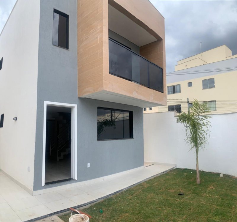 Casa à venda com 3 quartos, 150m² - Foto 1