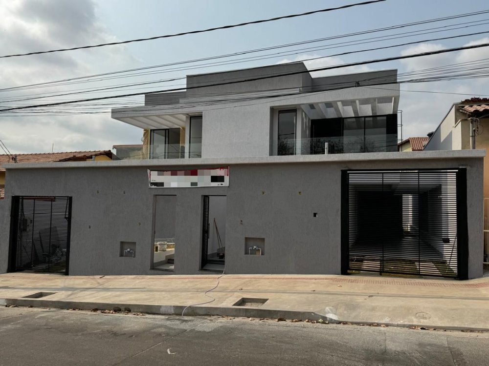 Casa à venda com 3 quartos, 225m² - Foto 1