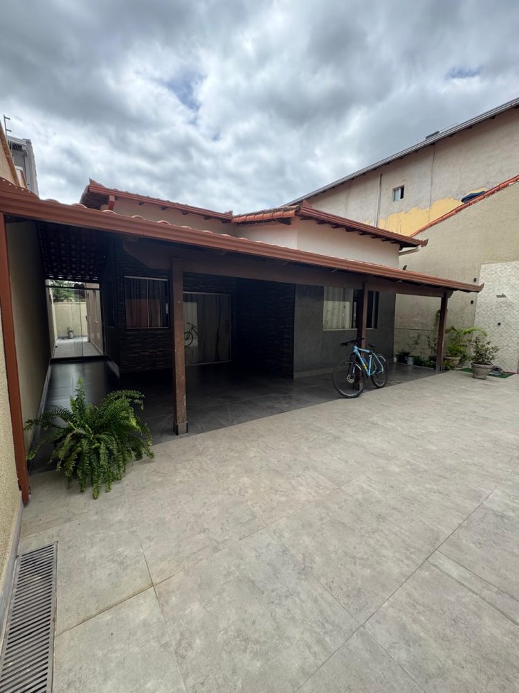Casa à venda com 3 quartos, 216m² - Foto 1