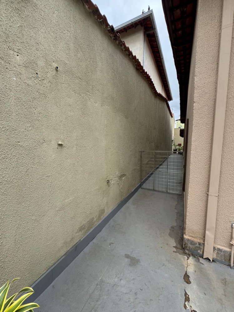 Casa à venda com 3 quartos, 216m² - Foto 3