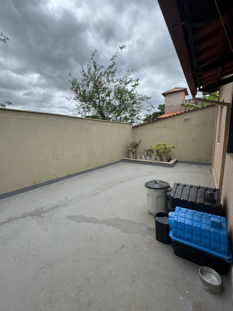 Casa à venda com 3 quartos, 216m² - Foto 2