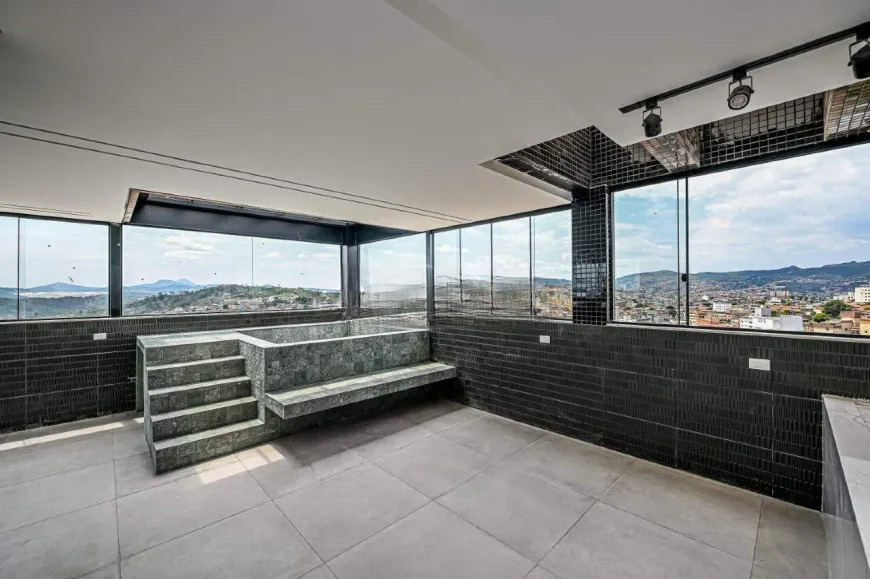 Cobertura à venda com 4 quartos, 210m² - Foto 1