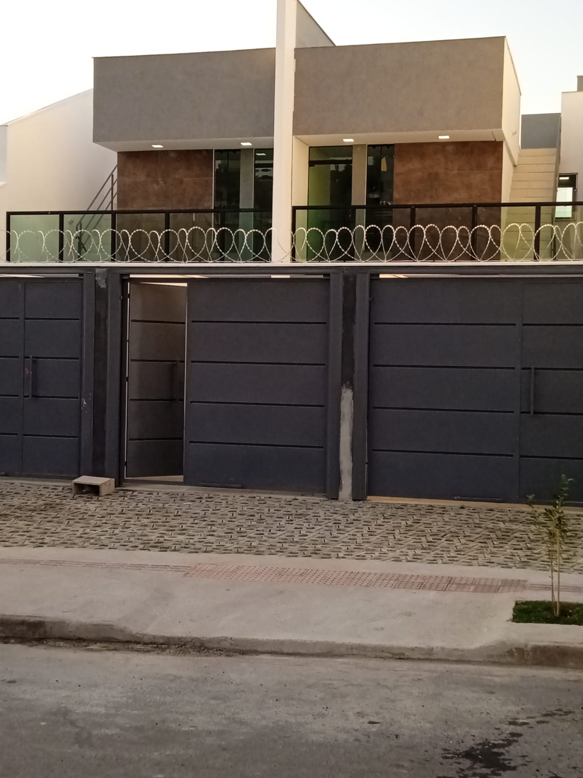 Casa à venda com 3 quartos, 82m² - Foto 1