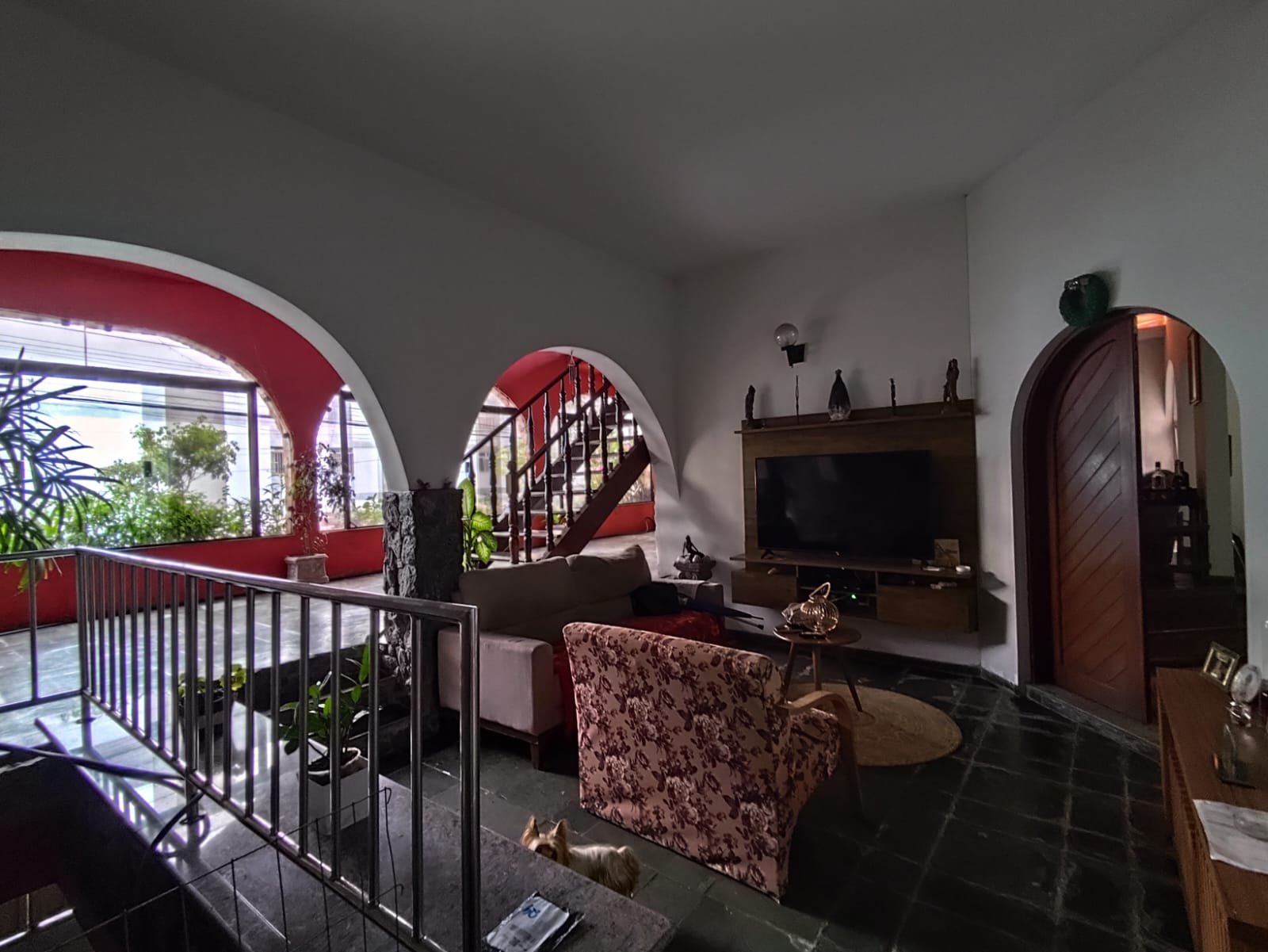 Casa à venda com 6 quartos, 242m² - Foto 1