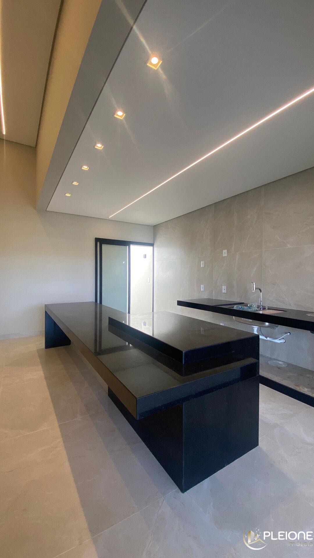 Casa à venda com 3 quartos, 225m² - Foto 2