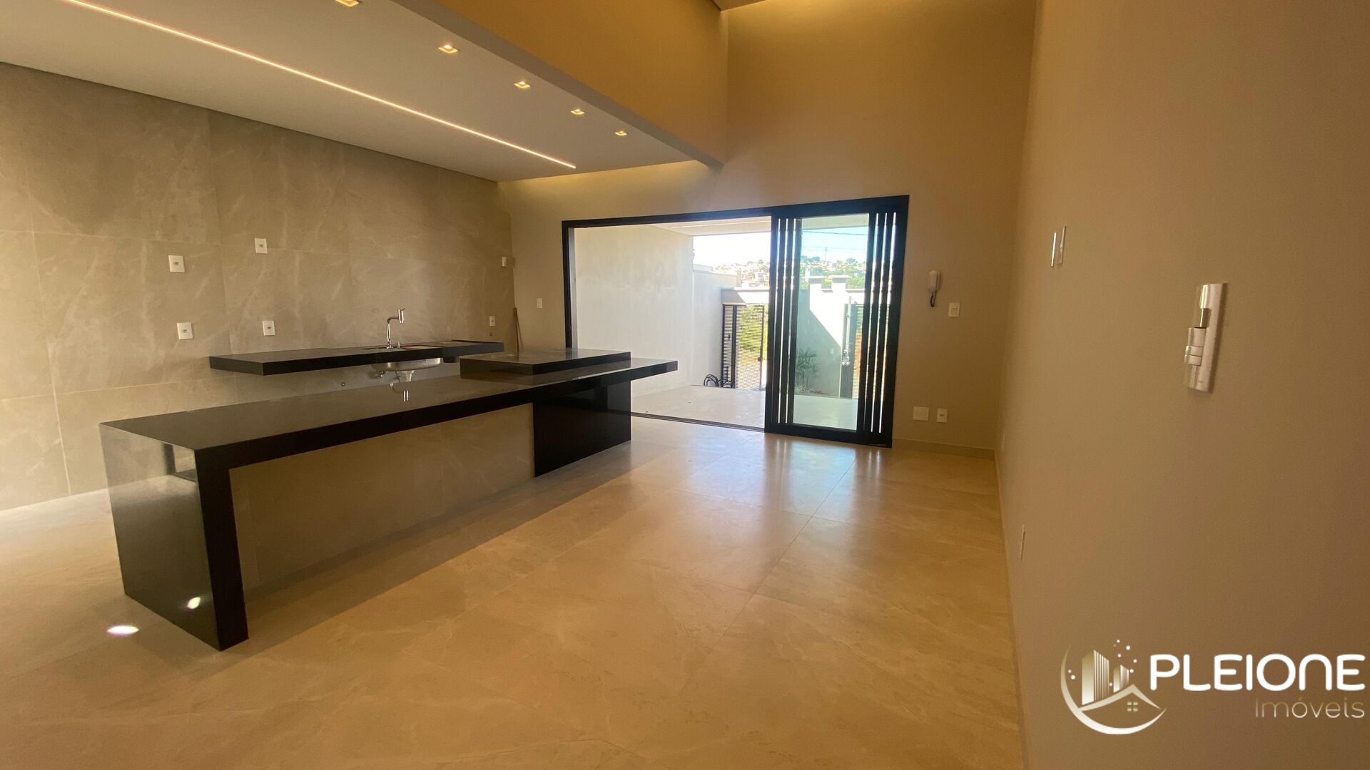 Casa à venda com 3 quartos, 225m² - Foto 3