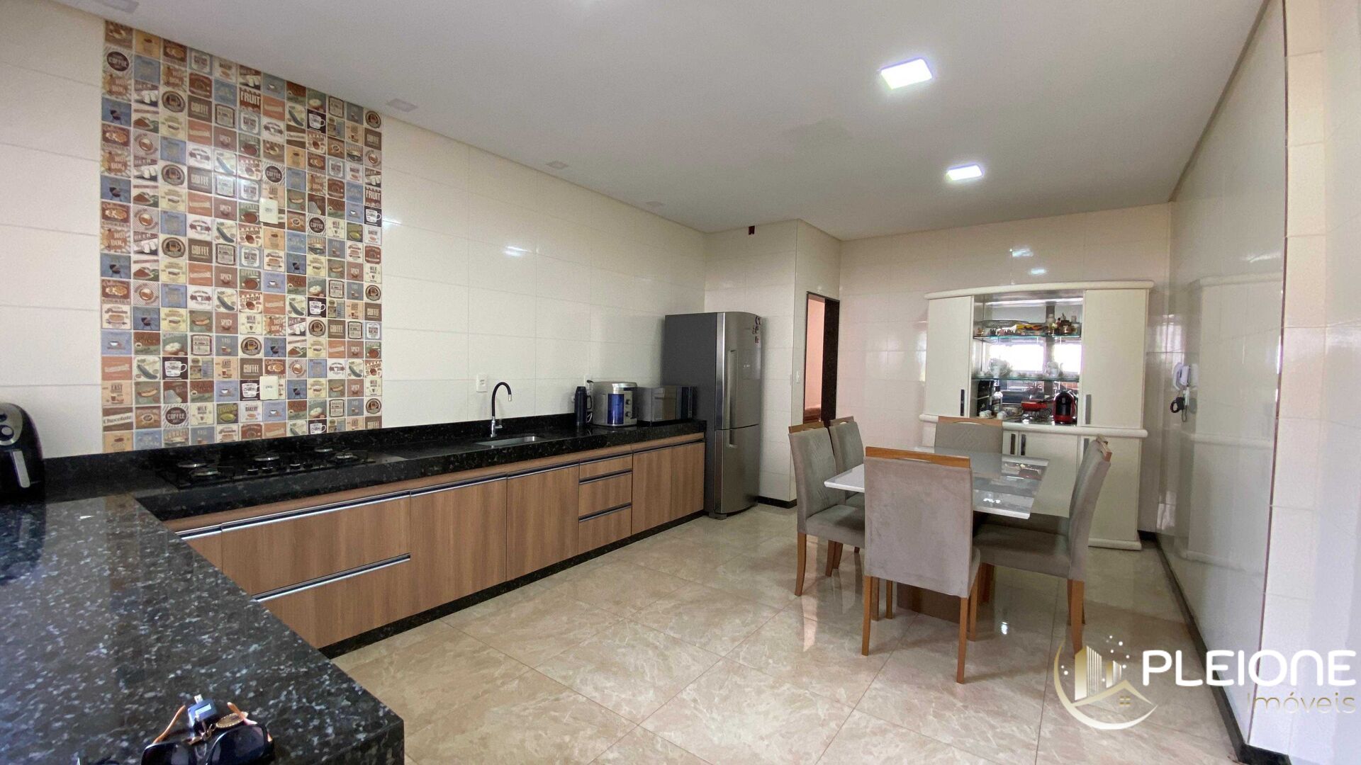 Casa à venda com 3 quartos, 398m² - Foto 1