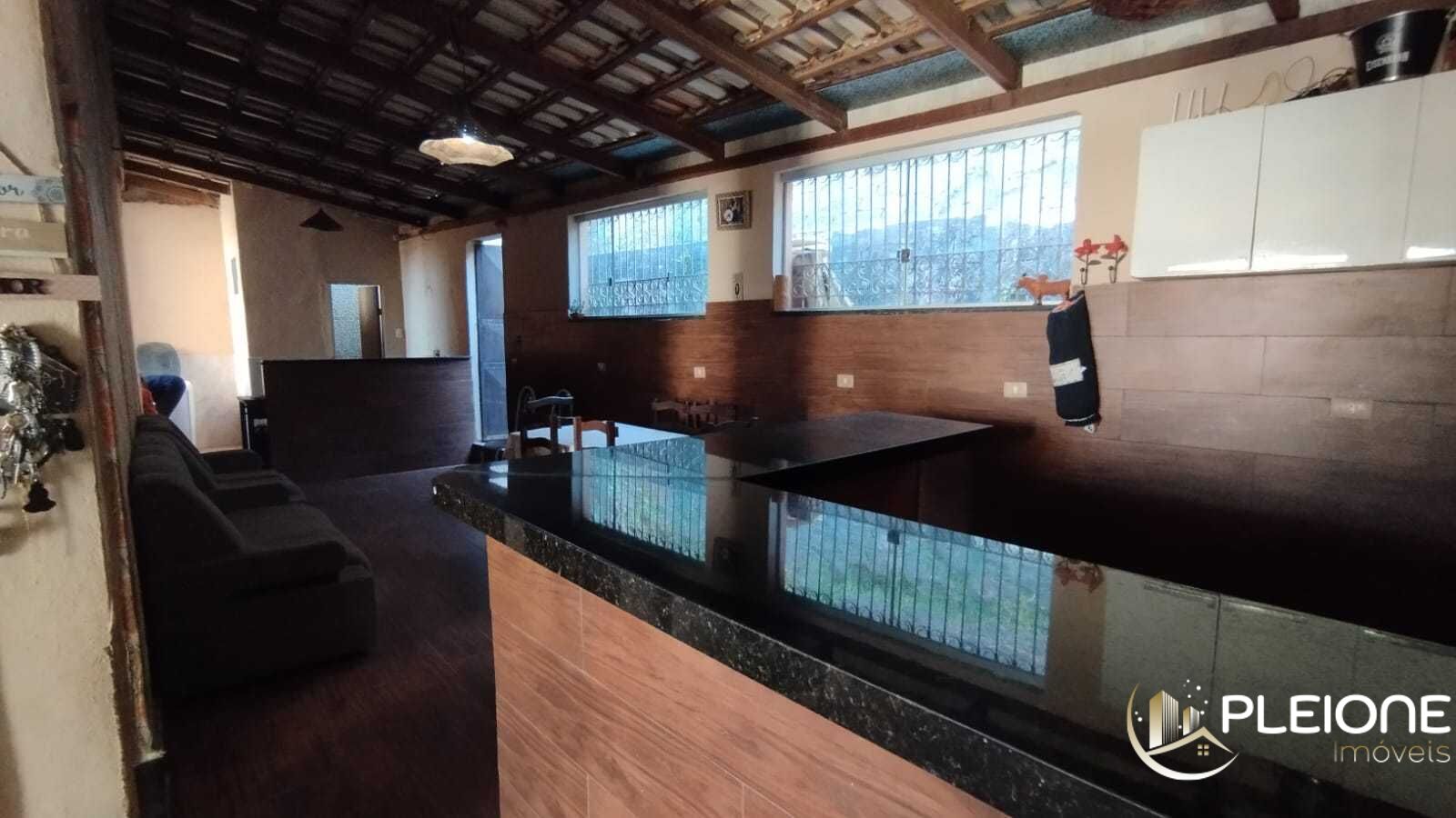 Casa à venda com 3 quartos, 300m² - Foto 1