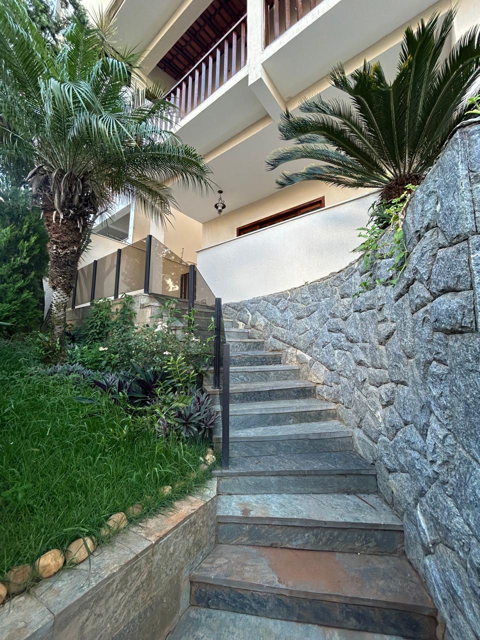 Casa para alugar com 4 quartos, 430m² - Foto 1