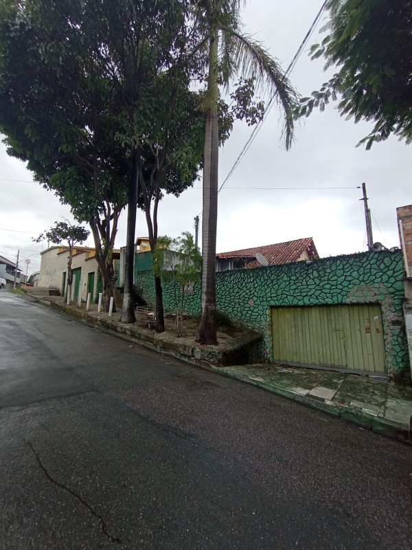 Casa à venda com 3 quartos, 258m² - Foto 1