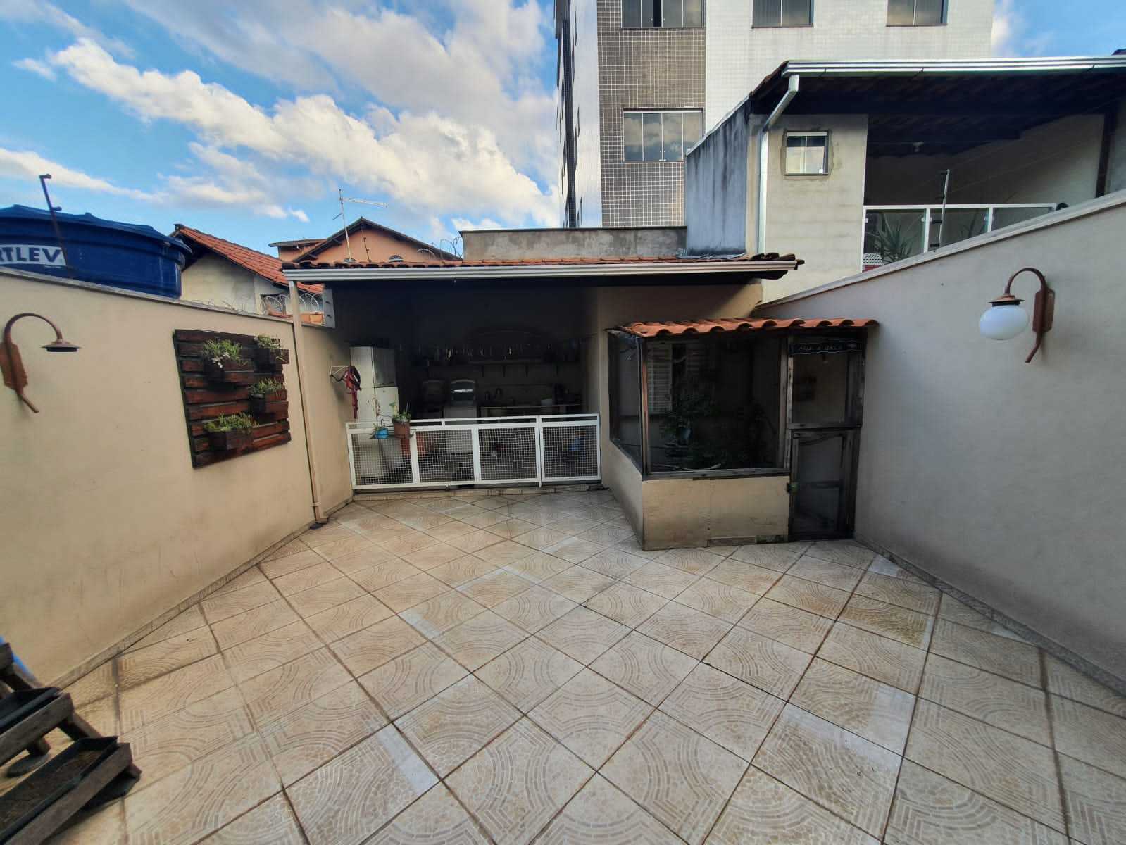 Casa para alugar com 4 quartos, 180m² - Foto 1
