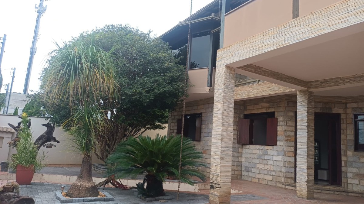 Casa à venda com 6 quartos, 390m² - Foto 1