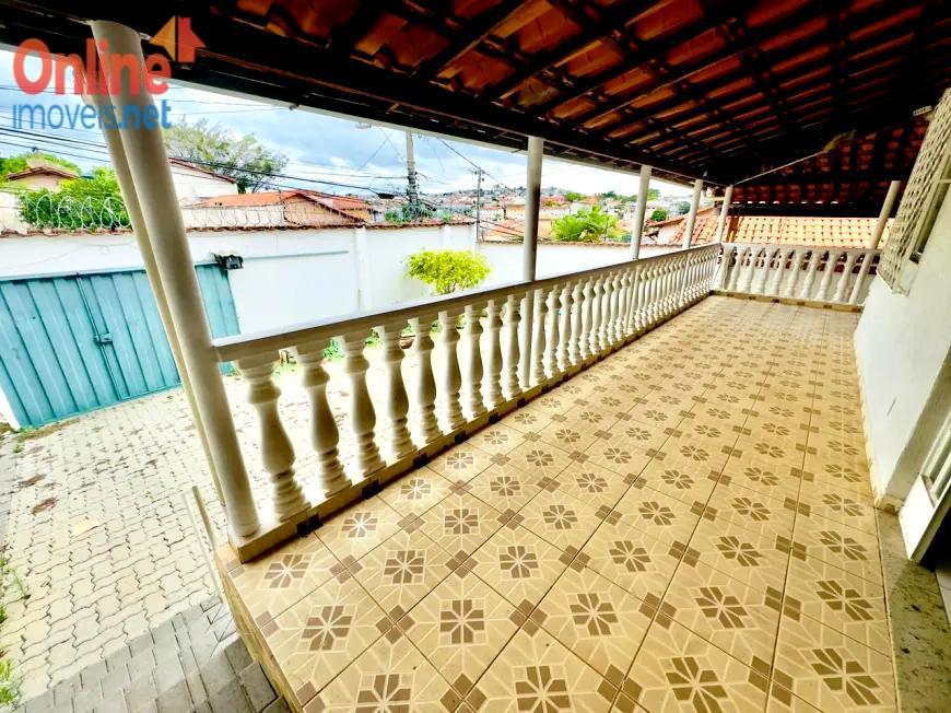 Casa à venda com 3 quartos, 236m² - Foto 1