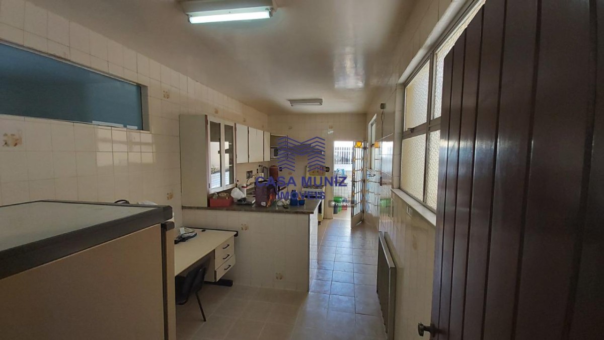 Casa para alugar com 4 quartos, 246m² - Foto 11