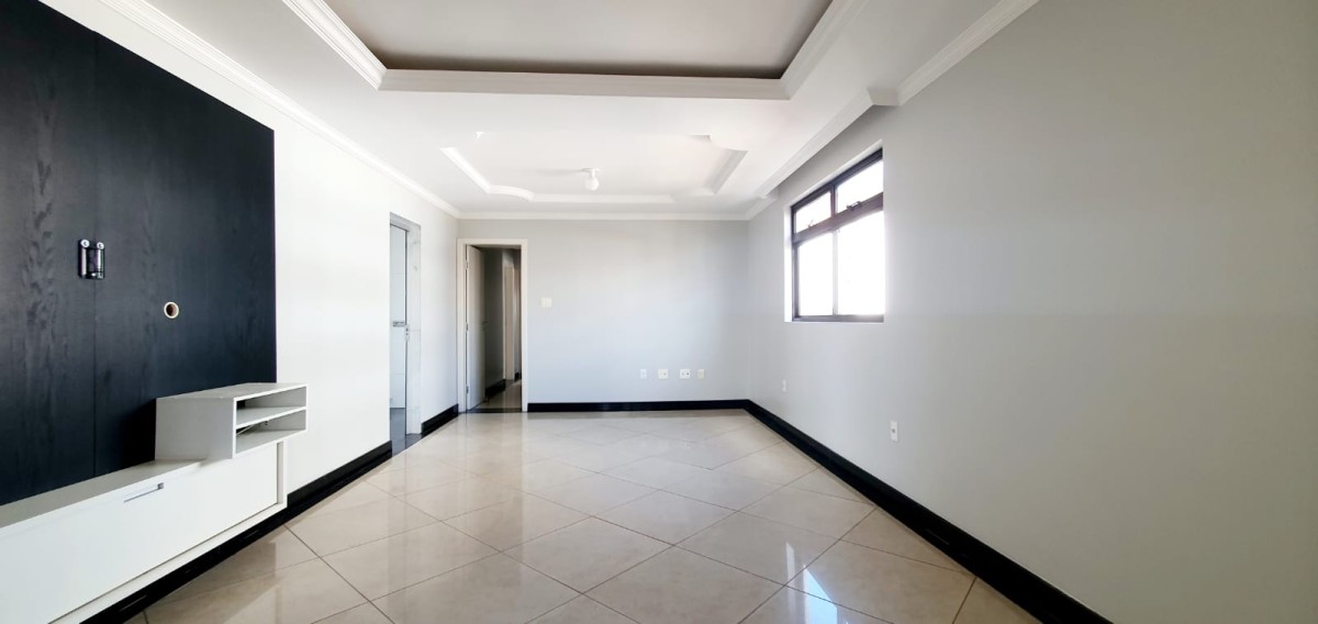 Apartamento para alugar com 3 quartos, 130m² - Foto 1