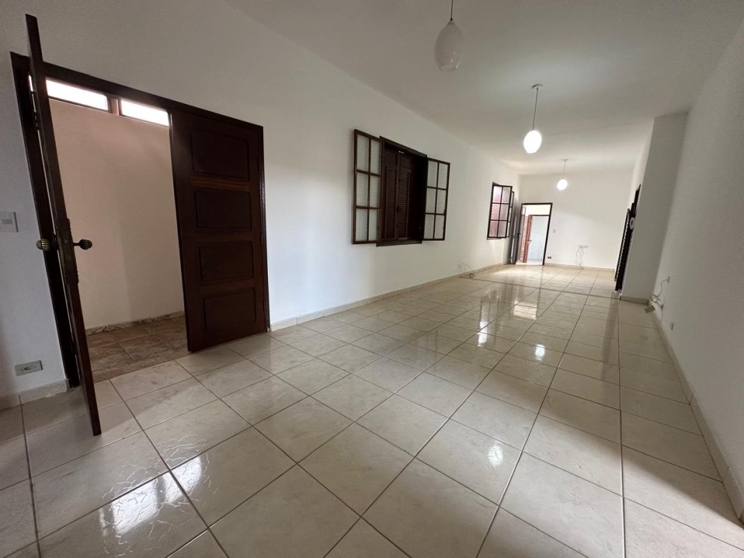 Casa para alugar com 5 quartos, 140m² - Foto 4