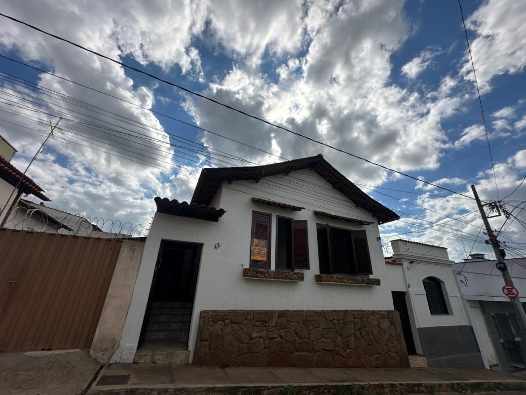 Casa para alugar com 5 quartos, 140m² - Foto 2