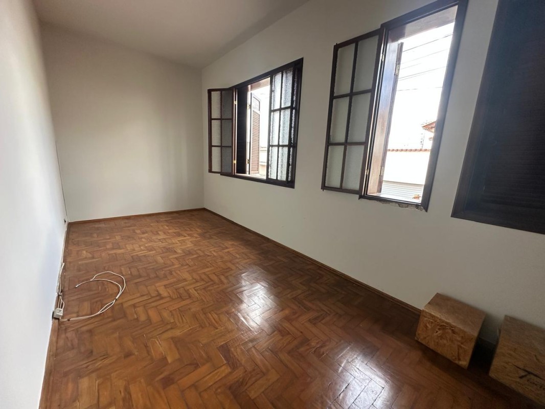 Casa para alugar com 5 quartos, 140m² - Foto 3