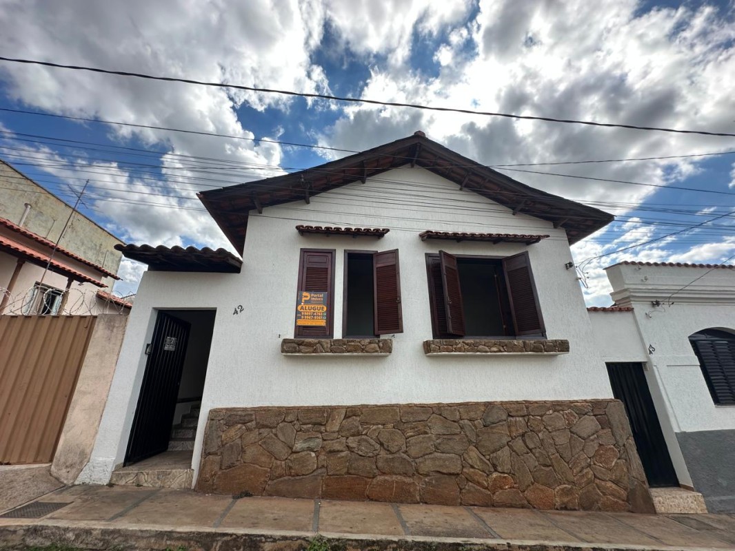 Casa para alugar com 5 quartos, 140m² - Foto 1