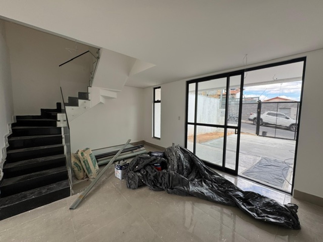 Casa à venda com 3 quartos, 181m² - Foto 2