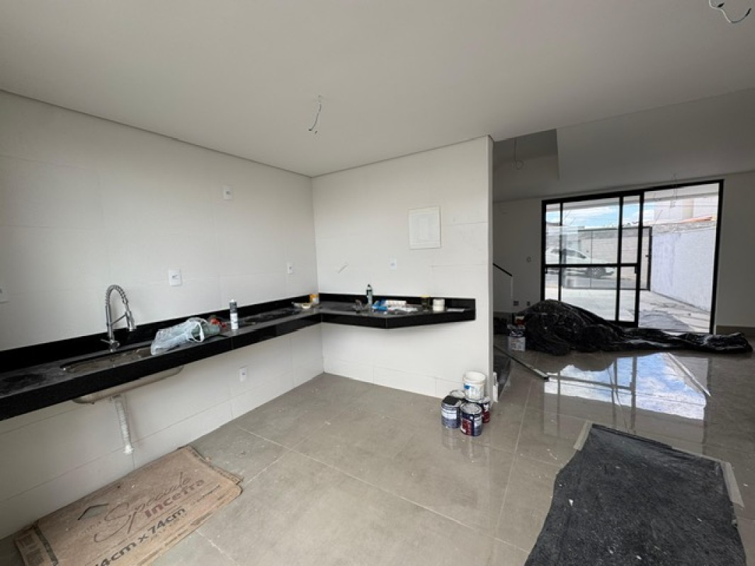 Casa à venda com 3 quartos, 181m² - Foto 4