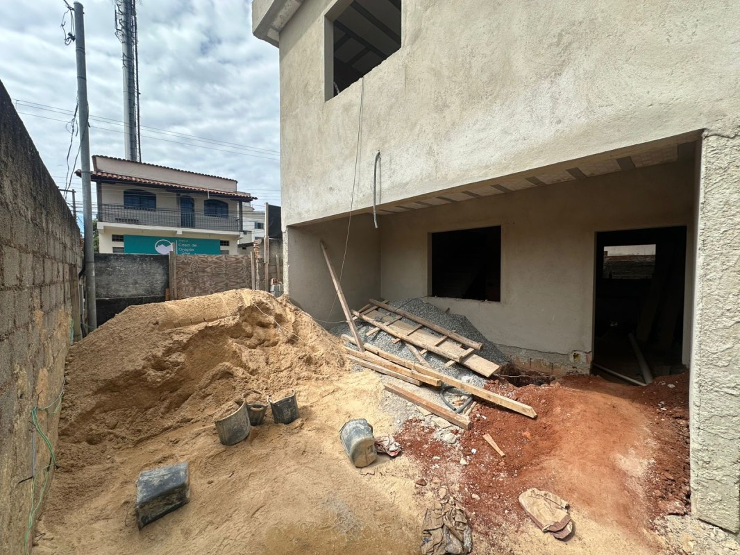 Casa à venda com 3 quartos, 90m² - Foto 1