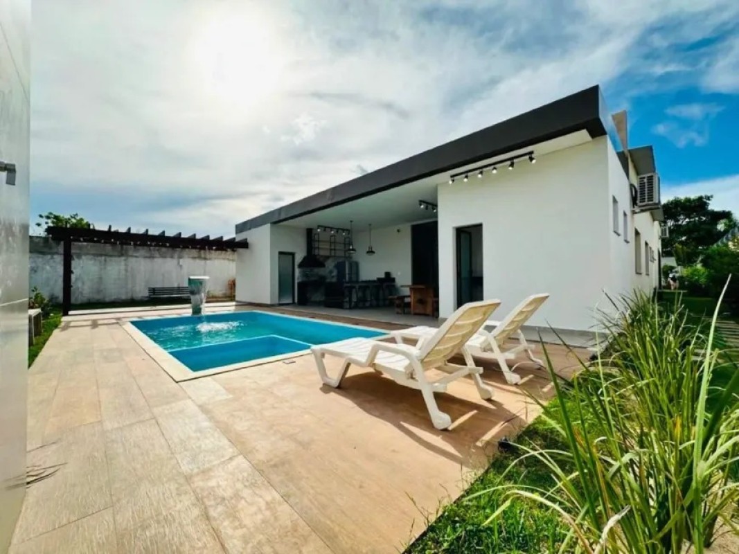 Casa à venda com 4 quartos, 300m² - Foto 1