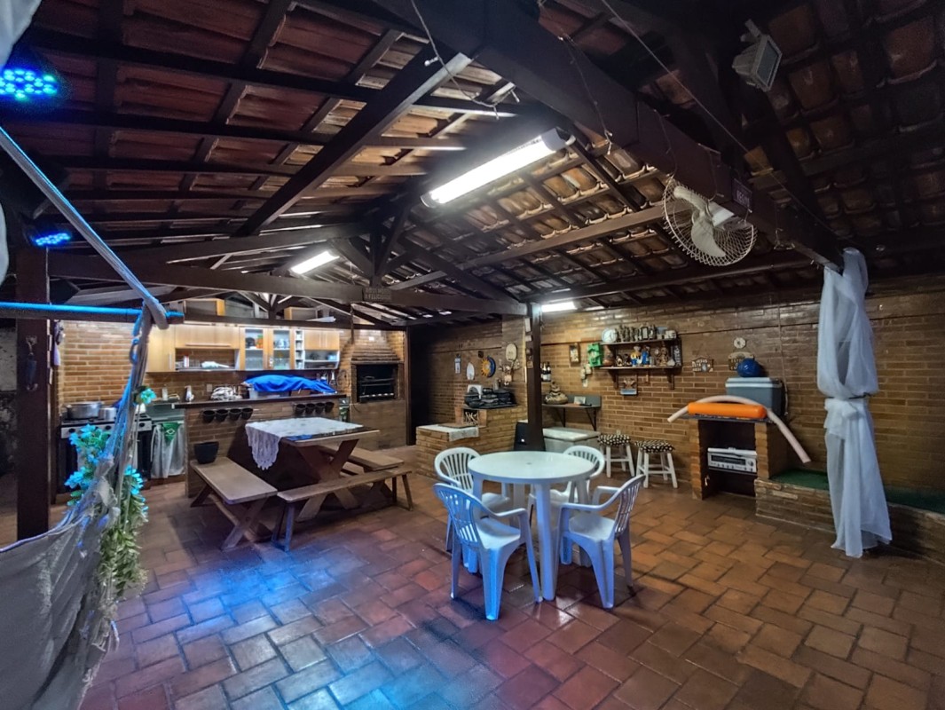 Apartamento para alugar com 4 quartos, 200m² - Foto 2