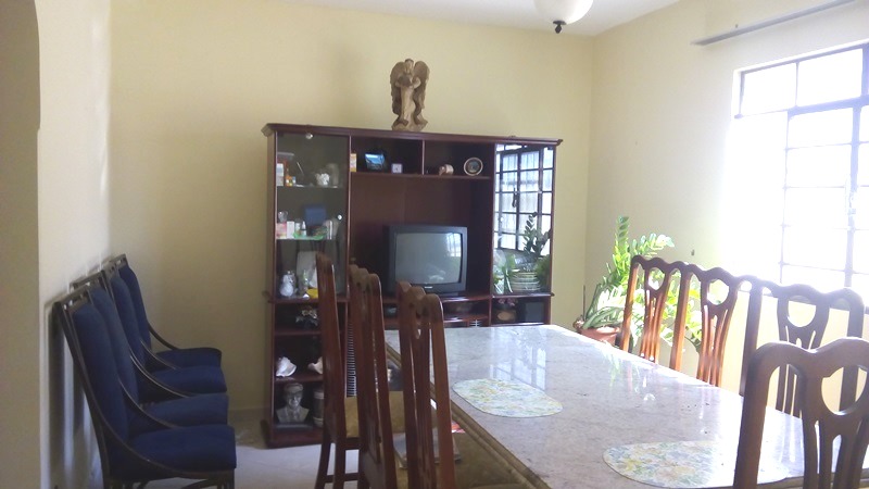 Casa à venda com 4 quartos, 210m² - Foto 1