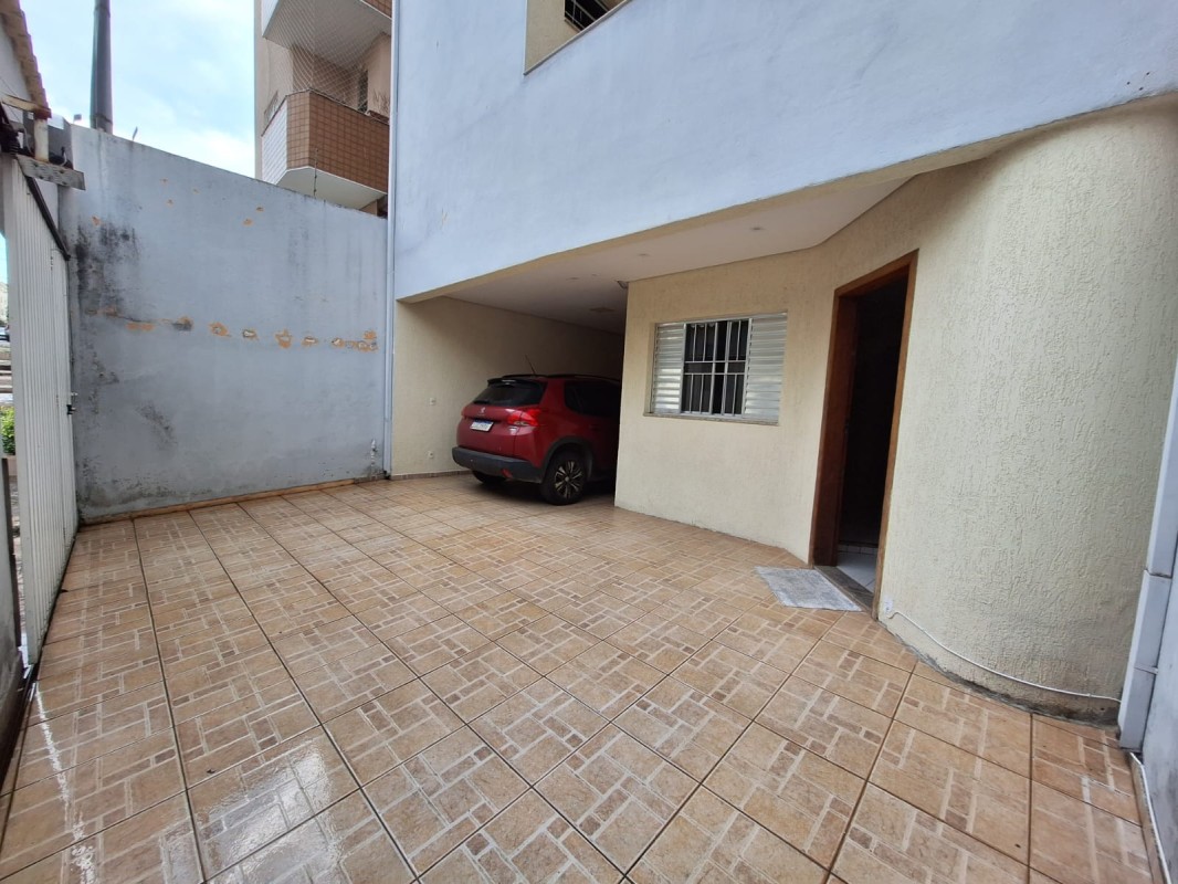 Casa à venda com 5 quartos, 350m² - Foto 1